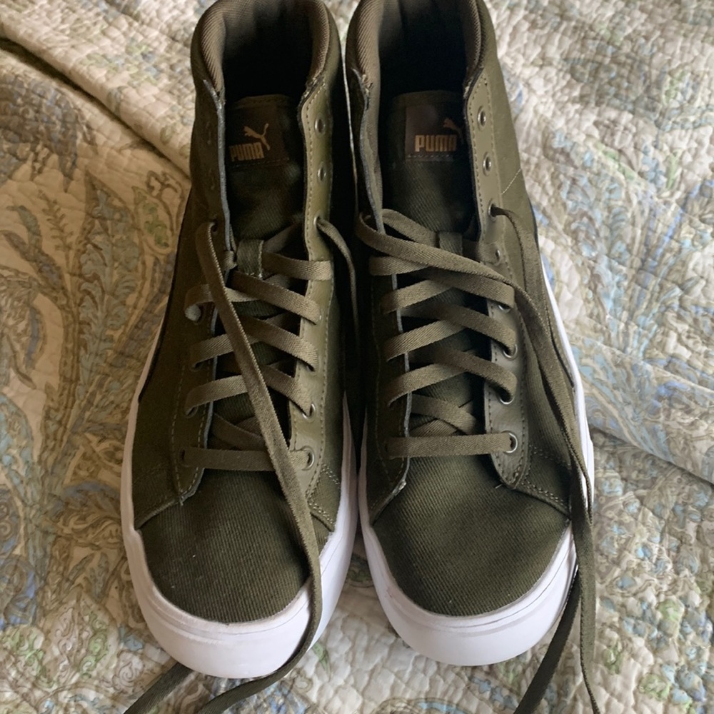Puma High tops soft form canvas shoes . Women size 10. Color green